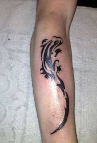 Црни племенски узорак тетоважа гуштера на руци