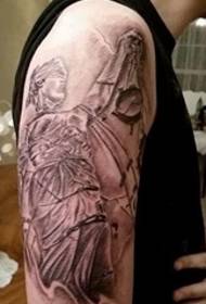 Хлопчыкі руку на чорна-белую татуіроўку, колючы навык партрэтнага малюнка татуіроўкі