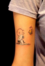 Tunay na cute na pattern ng Snoopy cartoon tattoo na may mga armas