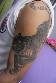 Braço preto padrão de tatuagem de tigre em declive