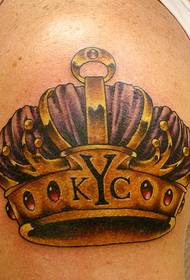 Mga nakakahumaling na sulat ng korona na may tattoo sa braso