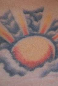 વાદળો ટેટૂ પેટર્નમાં રંગીન ચમકતા સૂર્ય