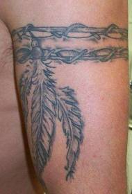 Ang pattern ng itim at puting feather armband tattoo sa braso