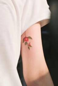 Padrão de tatuagem de flor pequena escondido dentro do braço