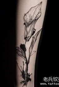 Linja e vogël e spërkatjes së krahut model i tatuazhit me lule të zezë gri