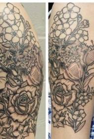 Gražus juodos pilkos gėlių kompozicijos tatuiruotės paveiksliukas ant moters rankos