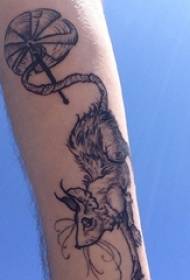 Tatouage de bras sur l'image de tatouage animal tatouage souris style gris et noir