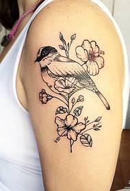Θηλυκό μεγάλο-οπλισμένο πουλί μικρό φρέσκο floral τατουάζ μοτίβο