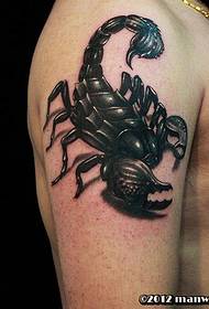 glīts skorpiona tetovējums uz rokas