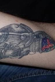 Fermoso tatuaje do planeta dun espazo fermoso no brazo
