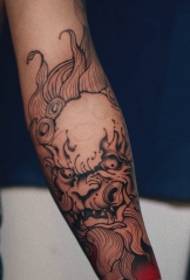 古い伝統的な腕の黒と白のライオンのタトゥーパターン