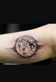 קעקוע שחור לבן על הזרוע טיפים קעקוע תמונת ירח