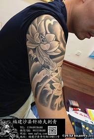 Obra mestra de tatuaje de brazo de patrón de loto de brazo grande