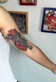 Patrón de tatuaxe pintado en rosa de brazo