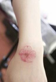 Pequeno patrón de tatuaxe de pétalos frescos e fermosos