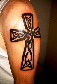 Patrón de tatuaje cruzado de estilo celta de brazo grande