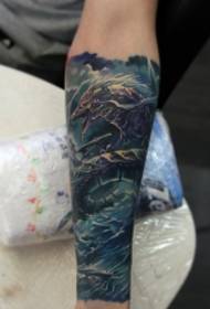 Patrón de tatuaxe pintado por dragón de mar dominando o brazo