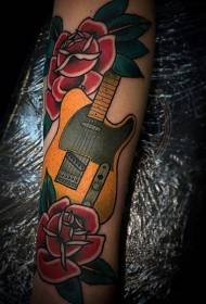 Παλιά σχολείο έγχρωμη χέρι με κιθάρα με μοτίβο τατουάζ λουλουδιών