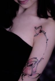 Padrão de tatuagem de lótus de tinta de braço menina