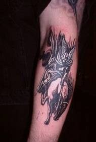 Braccio in inchiostro nero modello tatuaggio guerriero vichingo