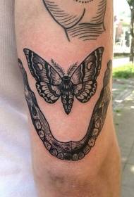 Όπλα εκπληκτική μαύρη και άσπρη πεταλούδα αγκάθι με ανθρώπινο μοτίβο τατουάζ chin