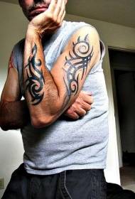 Mannelijke arm twee tribal totem tattoo patroon