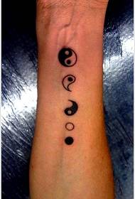 Arm svart och vit yin och yang symbol tatuering mönster