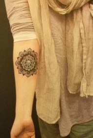 女性手臂梵花纹身图案