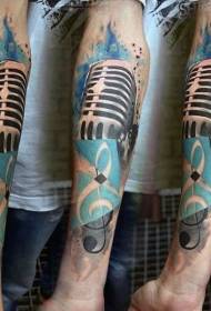 Micrófono de color realista inusual con patrón de tatuaje de nota musical