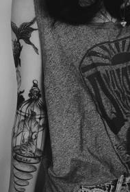 Arm guldfisk fågelbur svart stickade kreativa tatuering mönster