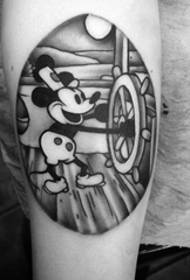 Jauks Mikija modeļa tetovējums elipsē uz rokas