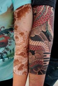 Наоружани црвени змај и пејзажни узорак тетоважа