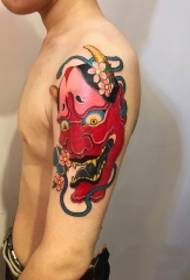 Kwiatowy wzór tatuażu malowany na ramieniu