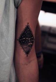 Arm handgetekende geometriese sterrehemel met sterrebeeld simbool tattoo patroon