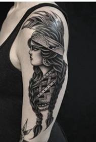 Черно-бяла картина татуировка на ужилване на татуировка картина на ръката