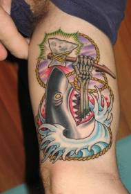 Patrón de tatuaje de brazo pintado con carterista y hacha de tiburón