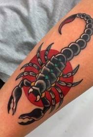 Model de tatuaj colorat cu braț scorpion simplu desenat manual