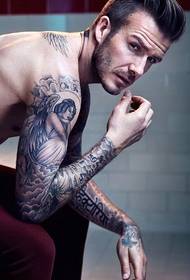 Ne maljuna bela ulo stelo David Beckham brako anĝela tatuisto