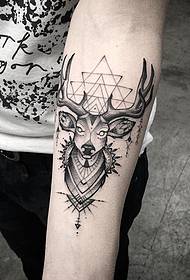 手臂鹿頭幾何紋身圖案
