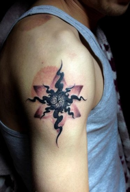 Roku skaists totēma saules tetovējuma raksts