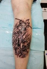 팔에 검은 선 Wukong 문신 신화적인 캐릭터 문신 그림