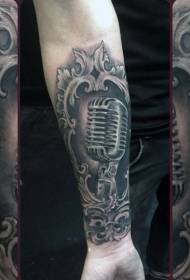 Micrófono negro de la vieja escuela y patrón de tatuaje de brazo de espejo