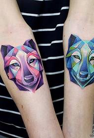 छोटे हाथ के रंगीन ज्यामितीय भेड़िया सिर टैटू पैटर्न