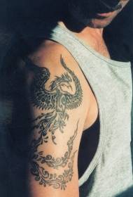 Patrón de tatuaje de brazo de fénix hermoso negro