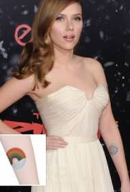 Black Widow Scarlett Johansson လက်မောင်းသည် Tattoo Pattern ခြယ်သထားသည်