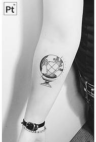 Маленька рука невеликий свіжий глобус укол татуювання візерунок