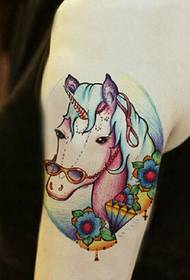 Tattoo njëbrirësh shumë e bukur në krah