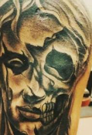 Tattoooya armê li ser stîla kesk û reşik a reş û spî xuyangê karekterê wêneyê tattooê ya portreyiyê