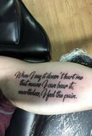 Tre linjer med engelske ord tatoveringsbilleder på den store arm
