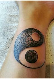 Photos de tatouage classique yin et yang de bras noir et blanc